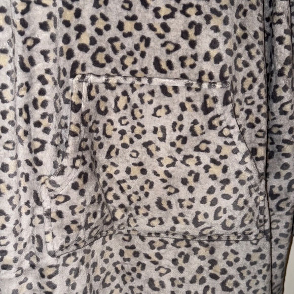 32 Degrees Gray Leopard Print Hooded Dress Blanket - Picture 3 of 5